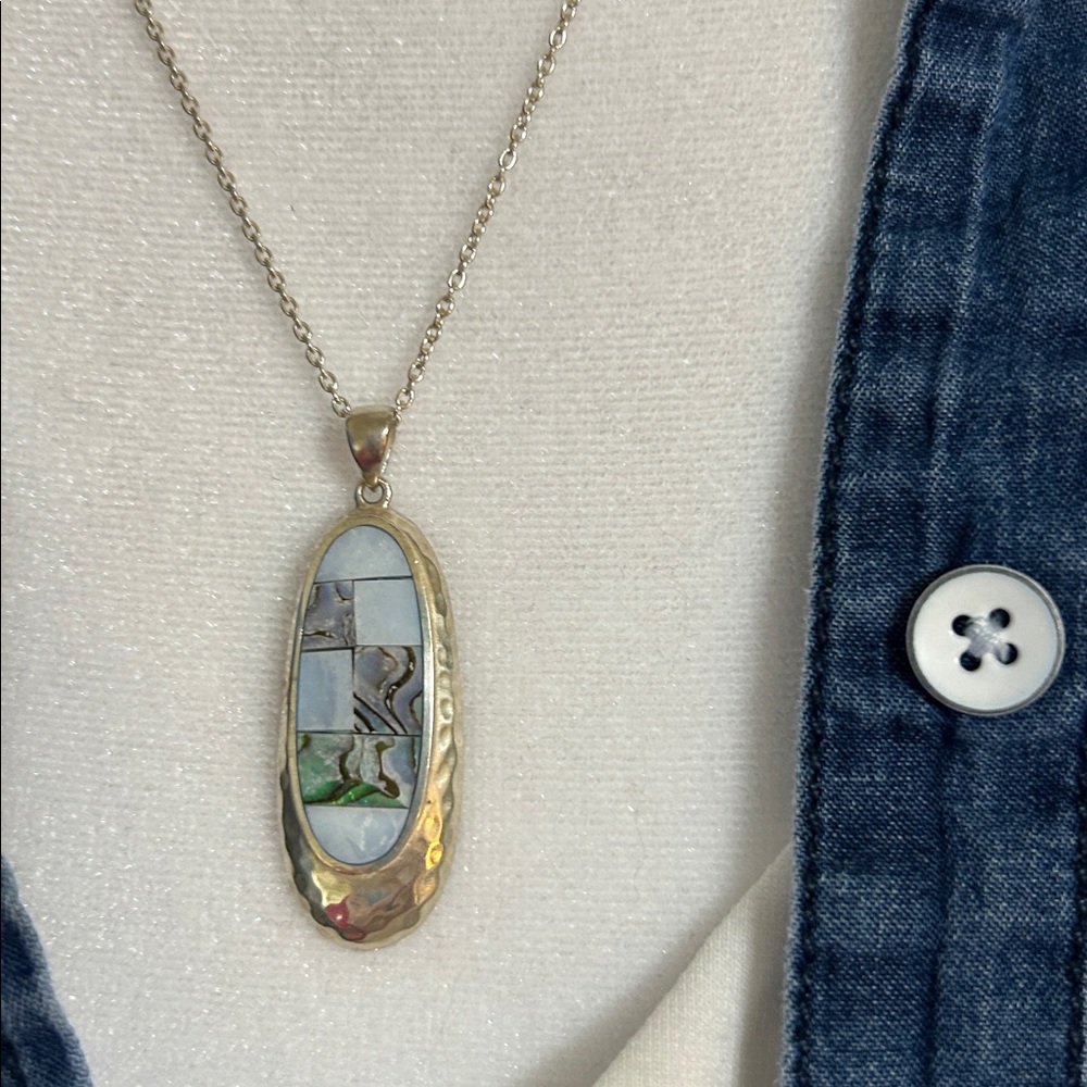 Silpada retired necklace nib has sterling silver with pattern on pendant.